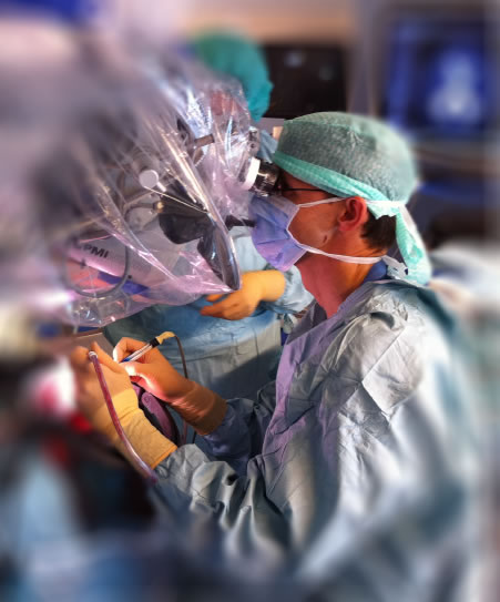 Dr. Benoit Jenny im Operationssaal