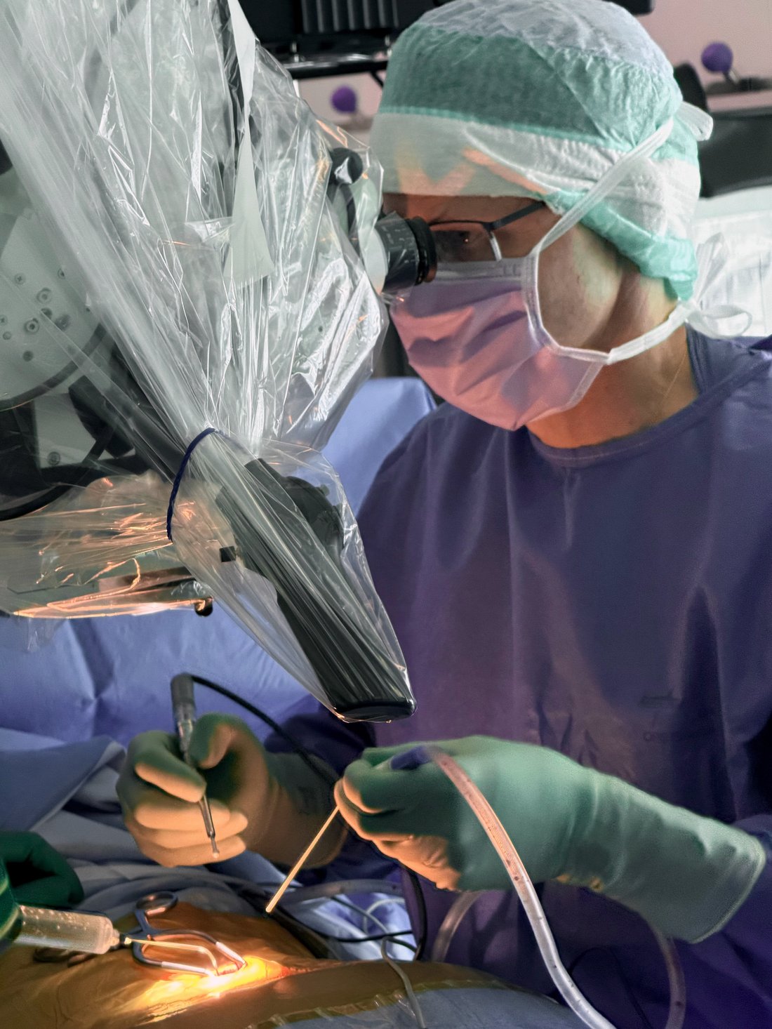 Le Dr Benoît Jenny en salle d'opération